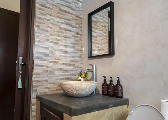 3br Private Pool In - Walk To Cafes & Shops Villa *