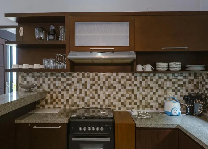 3br Private Pool In - Walk To Cafes & Shops Villa