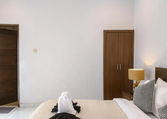 3br Private Pool In - Walk To Cafes & Shops Villa